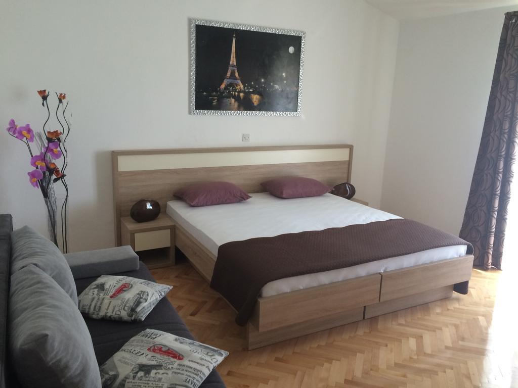Apartmani Emilio Novalja Rum bild