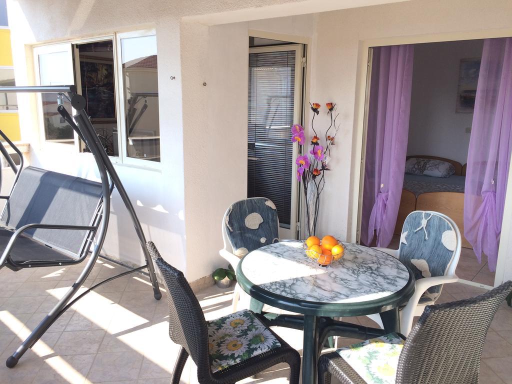 Apartmani Emilio Novalja Exteriör bild