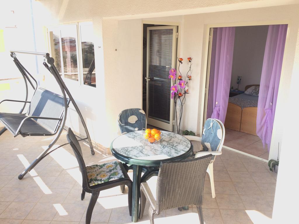 Apartmani Emilio Novalja Exteriör bild