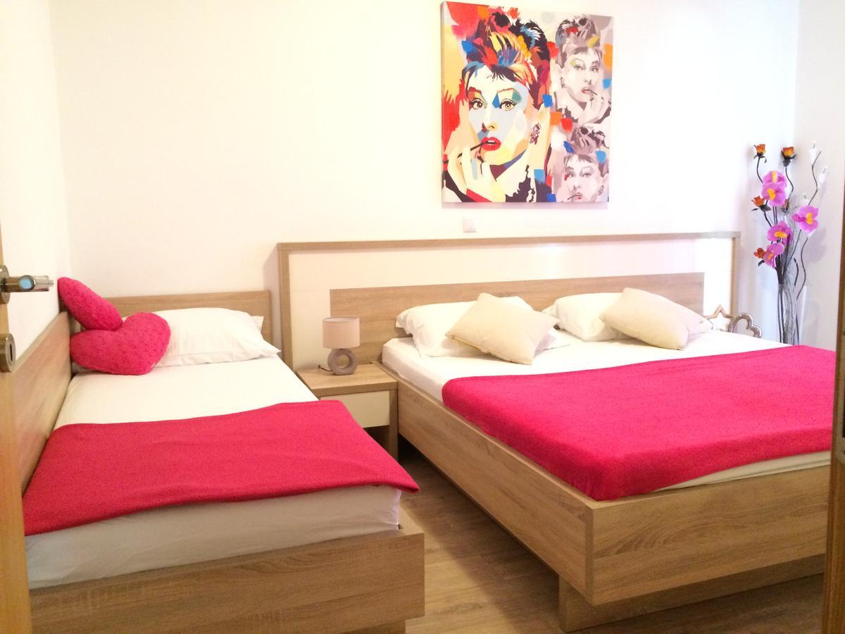 Apartmani Emilio Novalja Exteriör bild