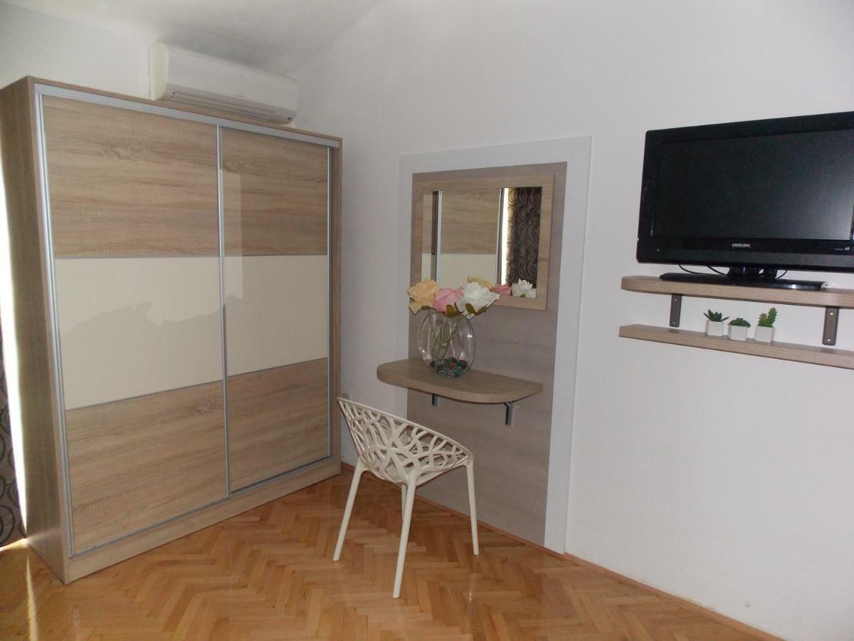 Apartmani Emilio Novalja Rum bild