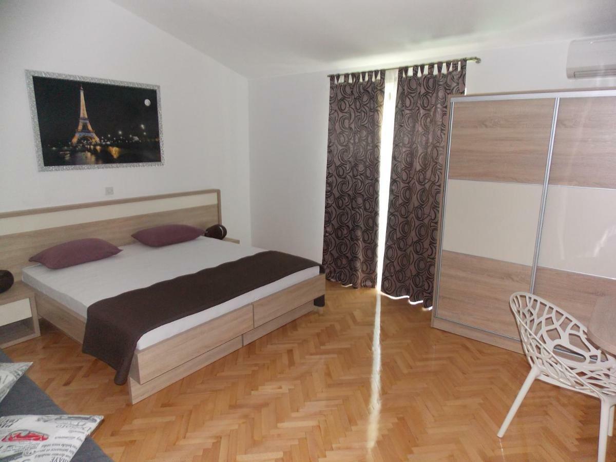 Apartmani Emilio Novalja Rum bild