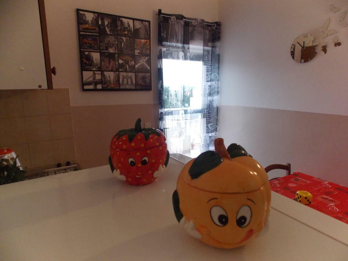 Apartmani Emilio Novalja Rum bild