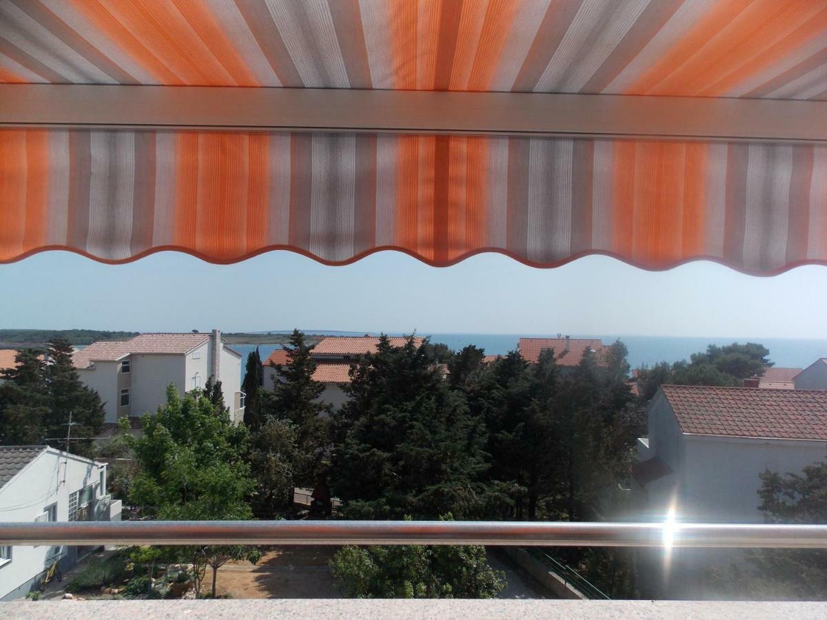 Apartmani Emilio Novalja Rum bild