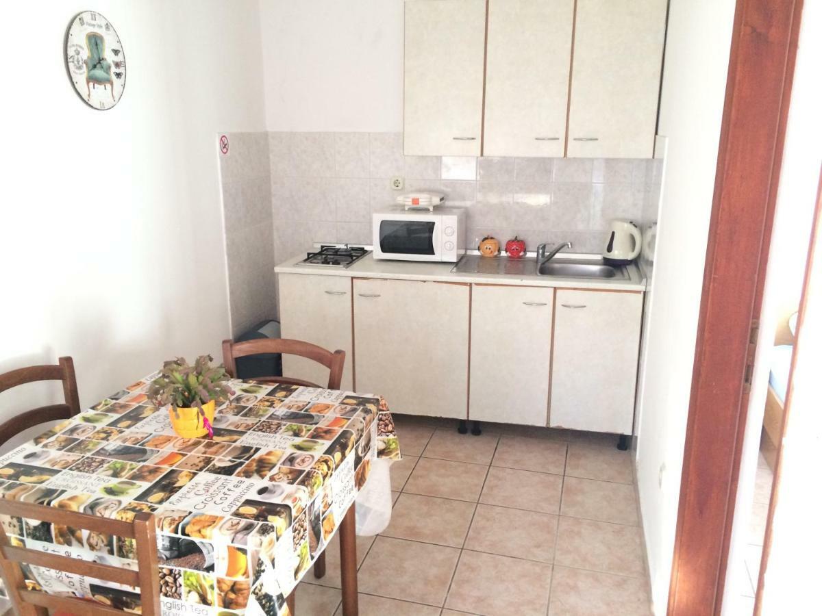 Apartmani Emilio Novalja Rum bild