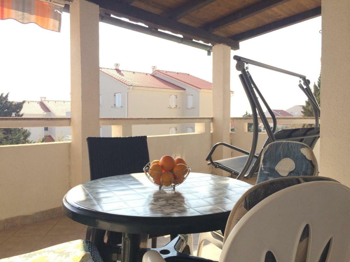 Apartmani Emilio Novalja Rum bild