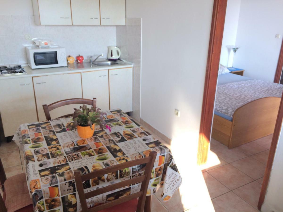 Apartmani Emilio Novalja Rum bild