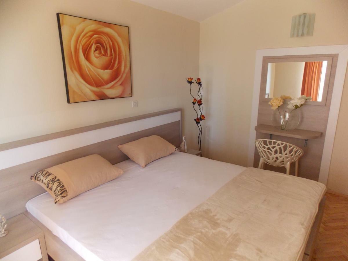 Apartmani Emilio Novalja Rum bild
