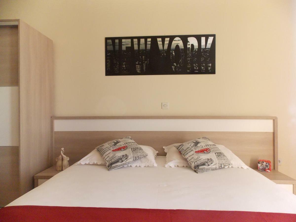 Apartmani Emilio Novalja Rum bild