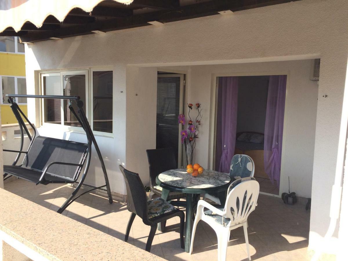 Apartmani Emilio Novalja Rum bild