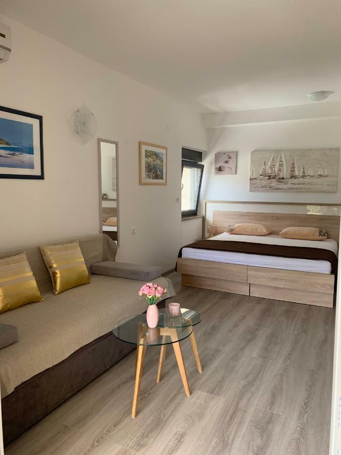 Apartmani Emilio Novalja Exteriör bild